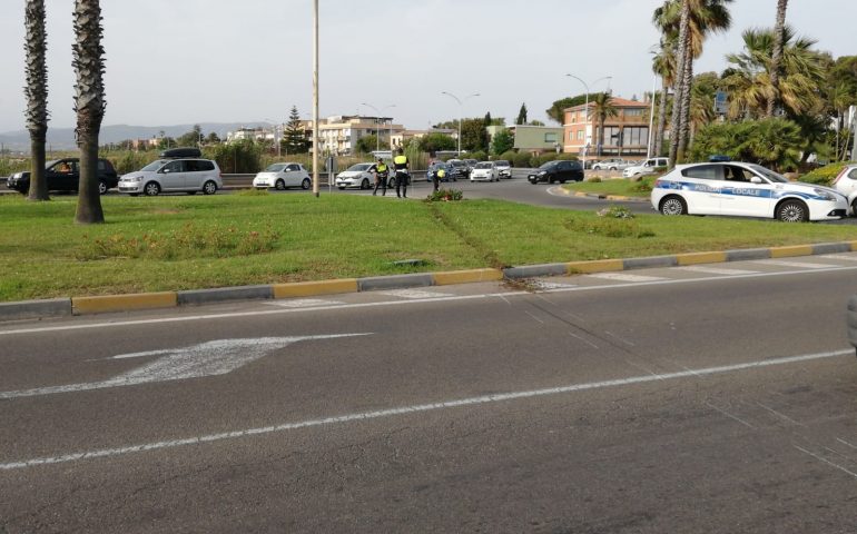 Viale Poetto, ubriaco fradicio taglia la rotonda e si schianta su un muro