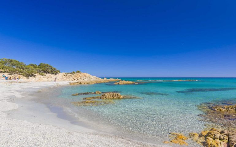 Tragedia a Cala Liberotto: malore in spiaggia, muore un uomo di 63 anni