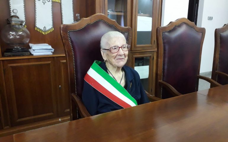 Quartucciu, la 106enne Emanuela, festeggiata in Comune indossa la fascia tricolore: «Ora comando io»