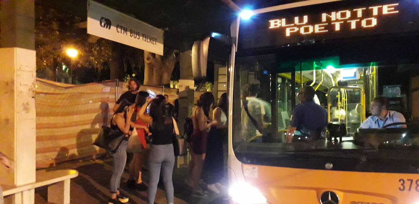 La linea Blu Notte, pullman e passeggeri