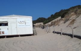 Chia. Quel chiosco a pochi passi dalle dune di su Giudeu, il GrIG: "Cosa ci fa lì?"