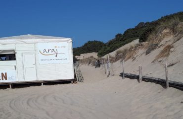 Chia. Quel chiosco a pochi passi dalle dune di su Giudeu, il GrIG: "Cosa ci fa lì?"