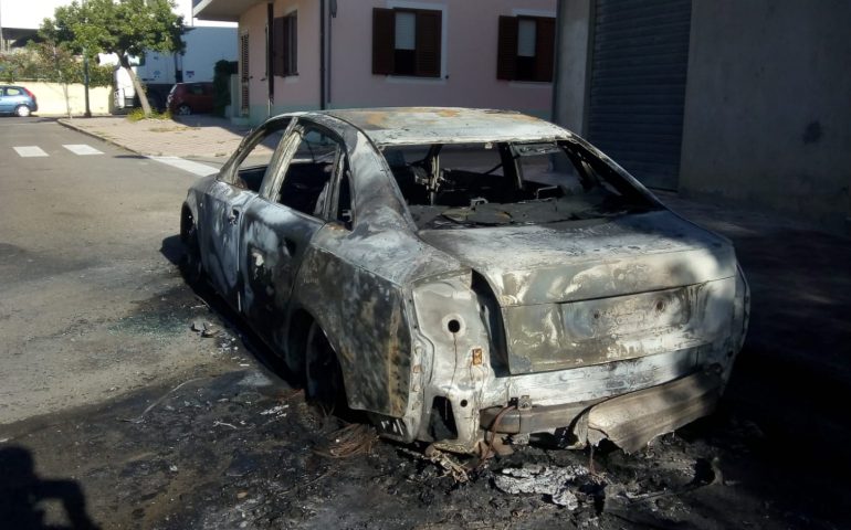 L'auto incendiata del sindaco di Cardedu