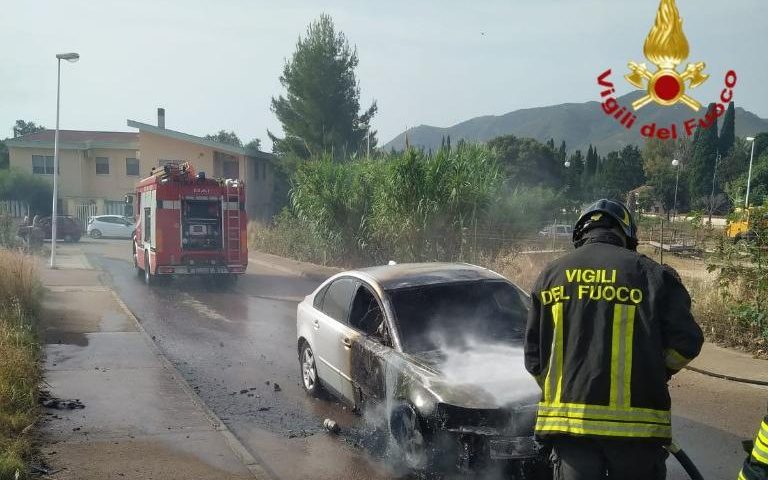 Attimi di paura a Villaputzu: a fuoco un'auto, l'autista scende e chiama i soccorsi