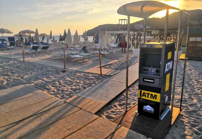 Sulla spiaggia di Solanas arrivano le colonnine bancomat