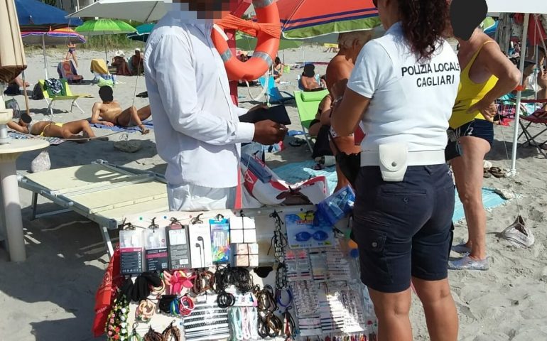 Cagliari: giro di vite sugli ambulanti al Poetto, sanzionati due abusivi