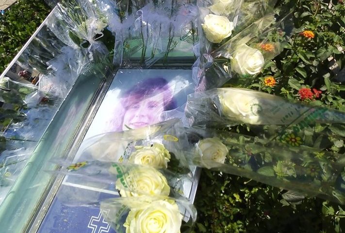 La corona di fiori deposta dal Sap Cagliari sulla tomba della collega Emanuela Loi