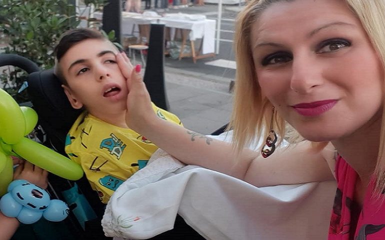 Davide, affetto da encefalopatia con tetraparesi spastica, torna a sorridere. La madre: “Finalmente non avrà più dolori”