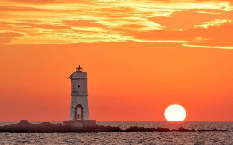 La foto. Uno splendido tramonto sul faro Mangiabarche a Calasetta