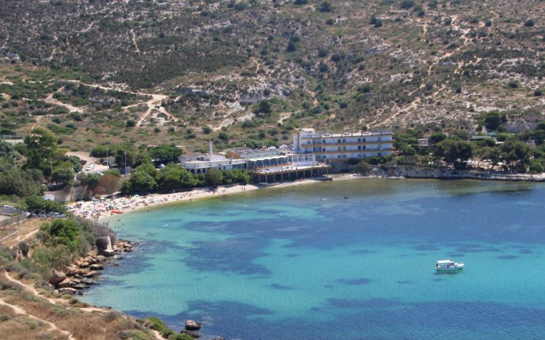 La foto: la spiaggia di Calamosca, un piccolo gioiello, fotografata dal faro