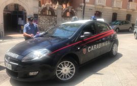 Ruba un portafogli e un borsello a due giovani. Fermato un uomo in via del Collegio