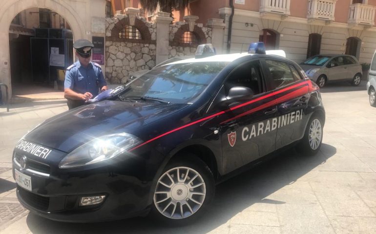 Ruba un portafogli e un borsello a due giovani. Fermato un uomo in via del Collegio