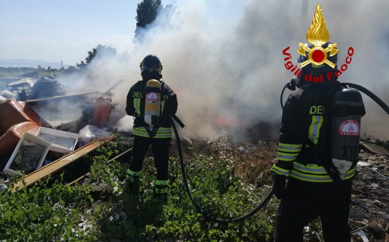 Settimo, vasto incendio nel campo nomadi della 554