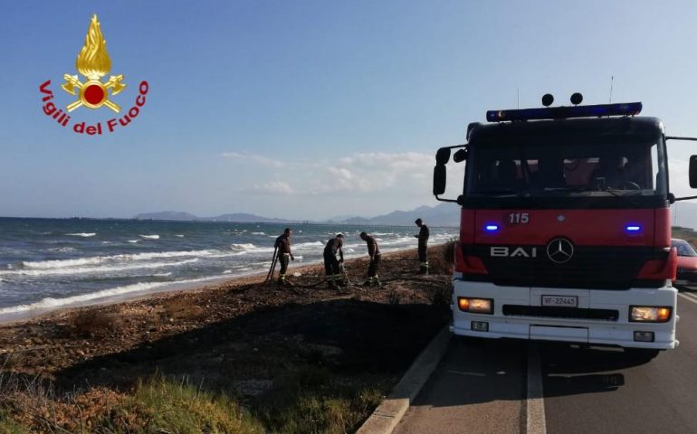 Incendiano le alghe sulla spiaggia di Giorgino: il fumo invade la 195 rallentando il traffico