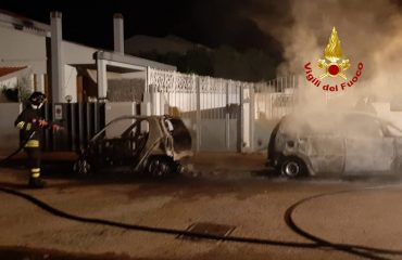 Incendio di due auto in via Nurra a Quartu