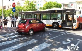 Incidente in via della Pineta: Lancia Y urta un bus del Ctm