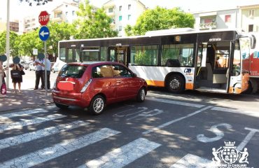 Incidente in via della Pineta: Lancia Y urta un bus del Ctm
