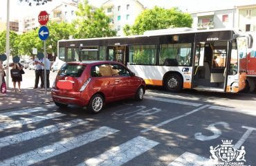 Incidente in via della Pineta: Lancia Y urta un bus del Ctm