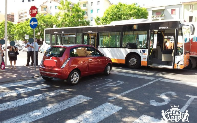 Incidente in via della Pineta: Lancia Y urta un bus del Ctm