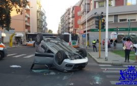 Incidente in largo Gennari: auto si ribalta