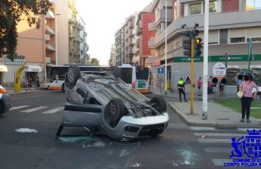 Incidente in largo Gennari: auto si ribalta