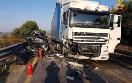 Scontro tra auto e Tir al bivio di Monti