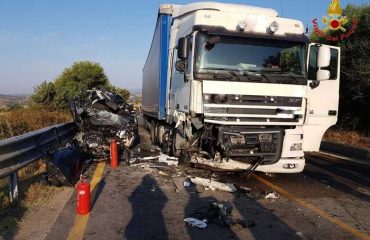 Scontro tra auto e Tir al bivio di Monti