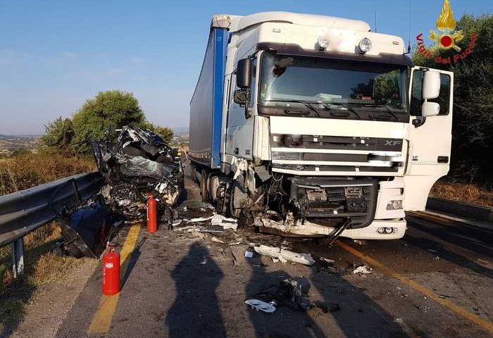 Scontro tra auto e Tir al bivio di Monti