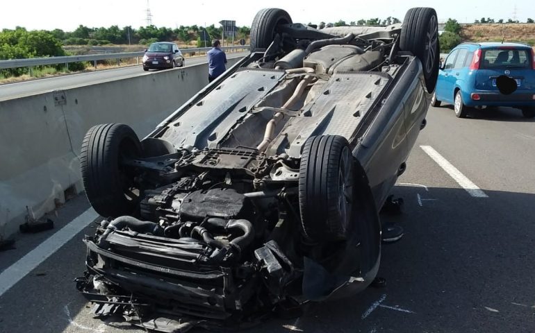 Incidente davanti al Porto Canale: nonostante l’urto violento i due conducenti non sono gravi