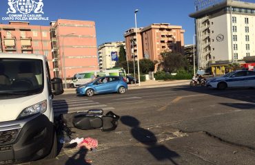 Incidente a Cagliari: scooter contro furgone