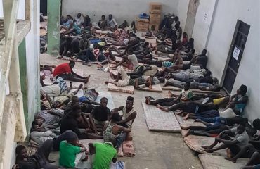 Un centro di detenzione per migranti in Libia (Foto Ansa)