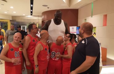 Shaquille O'Neal incontra i ragazzi della Olimpia onlus: "Un regalo fantastico"