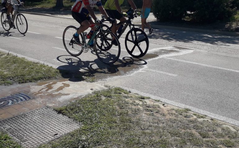 Fontanelle al Poetto: scarichi ostruiti dalla sabbia e pista per le bici allagata