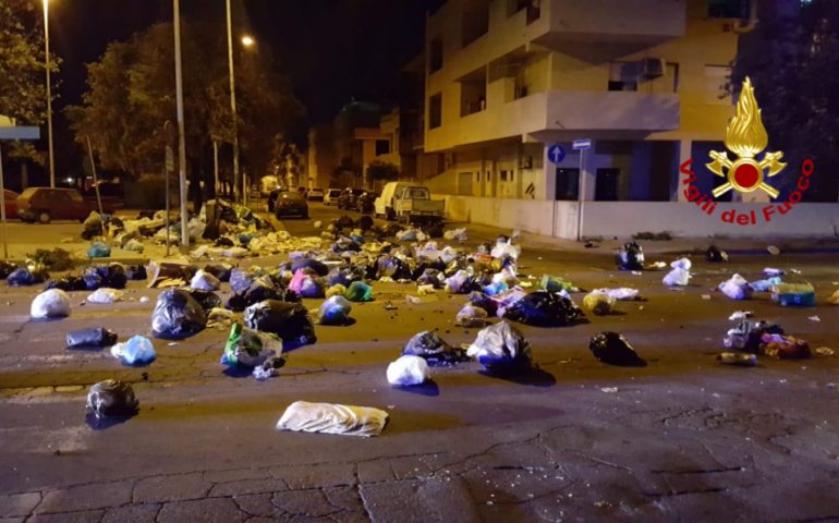 Quartu Sant’Elena: una montagna di rifiuti in fiamme per strada in viale della Musica