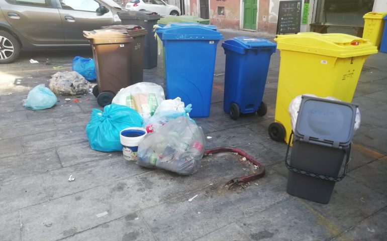 Rifiuti in via Sicilia - Foto di Federico Ortu