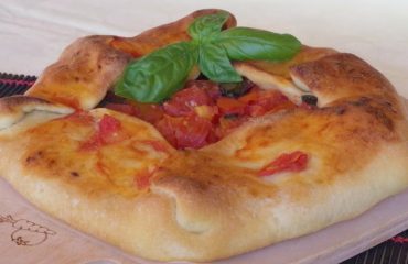 La ricetta Vistanet di oggi: sa pratzida, la squisita focaccia al pomodoro sulcitana