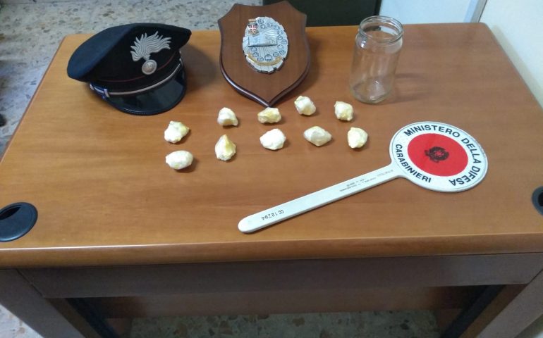 Nascondeva in casa 8mila euro di cocaina in un barattolo di vetro: 21enne arrestato a Serramanna