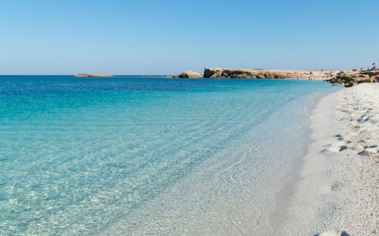 Meglio tardi che mai: sabbia dell’Isola come souvenir, romano la riporta dopo quarant’anni