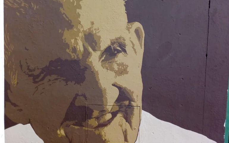 Il sorriso di Tziu Giuliu, nonnino di San Sperate scomparso a 105 anni, rivive in un murale