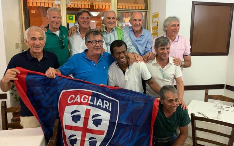 Uribe ritorna a Cagliari e riabbraccia i suoi ex compagni rossoblù
