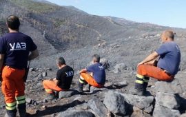I volontari del Vab Sinnai Sarda Ambiente dopo lo spegnimento dell'incendio a Maracalagonis