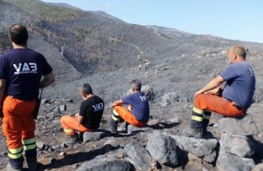 I volontari del Vab Sinnai Sarda Ambiente dopo lo spegnimento dell'incendio a Maracalagonis