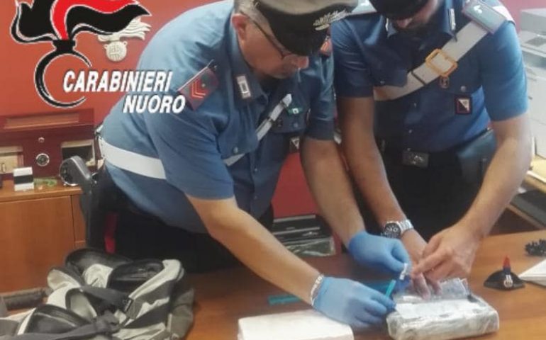 In macchina con due chili di cocaina purissima. Arrestato al bivio di Oniferi