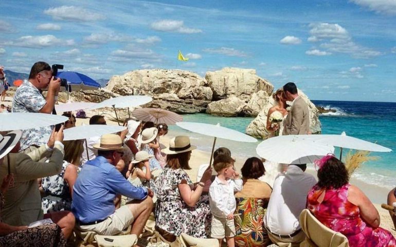 La fotonotizia. Due innamorati si dicono sì a Cala Mariolu