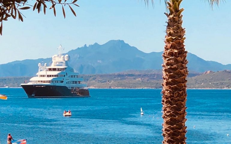 Re Abdullah di Giordania in Sardegna: il suo super yacht di 82 metri di lunghezza a San Gemiliano
