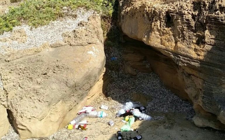 La foto. Portu Maga, bagnanti cafoni lungo il litorale di Arbus