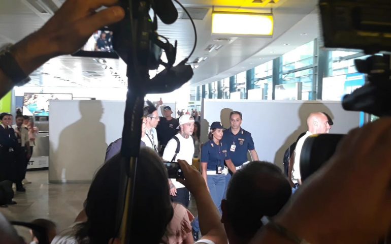 (Video) Nainggolan è arrivato a Cagliari: accoglienza da stadio all’aeroporto