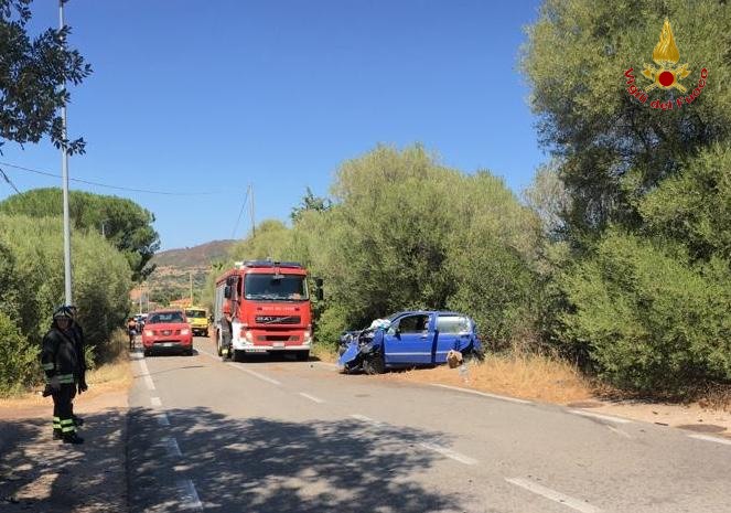 Brutto incidente ad Azzanì, due auto si scontrano frontalmente, ferite le due conducenti