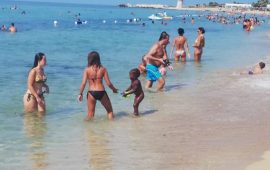 Trapani, le mamme aiutano la figlia della signora che vende in spiaggia, foto da FB