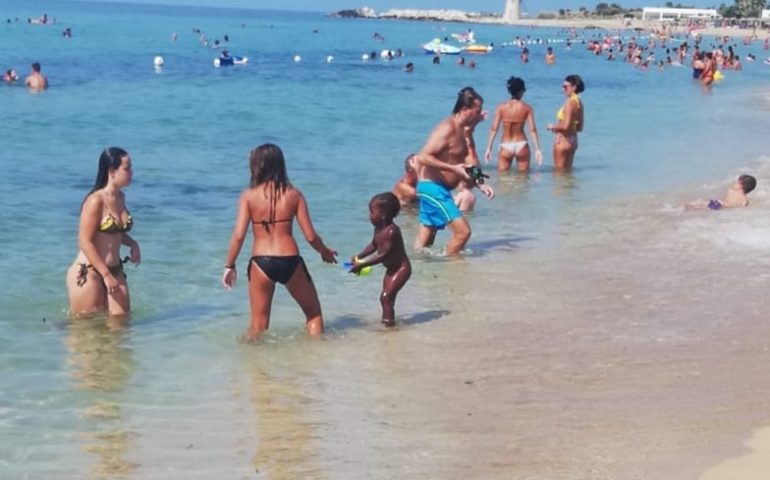 Trapani, le mamme aiutano la figlia della signora che vende in spiaggia, foto da FB